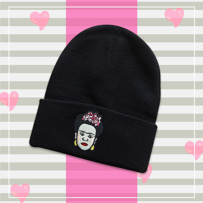 کلاه تک بافت گلدوزی شده طرح زن