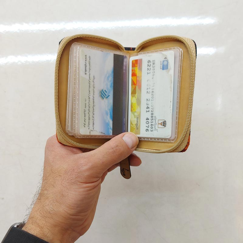 کیف کارت طرح دختر با افکار گلگلی‎ 